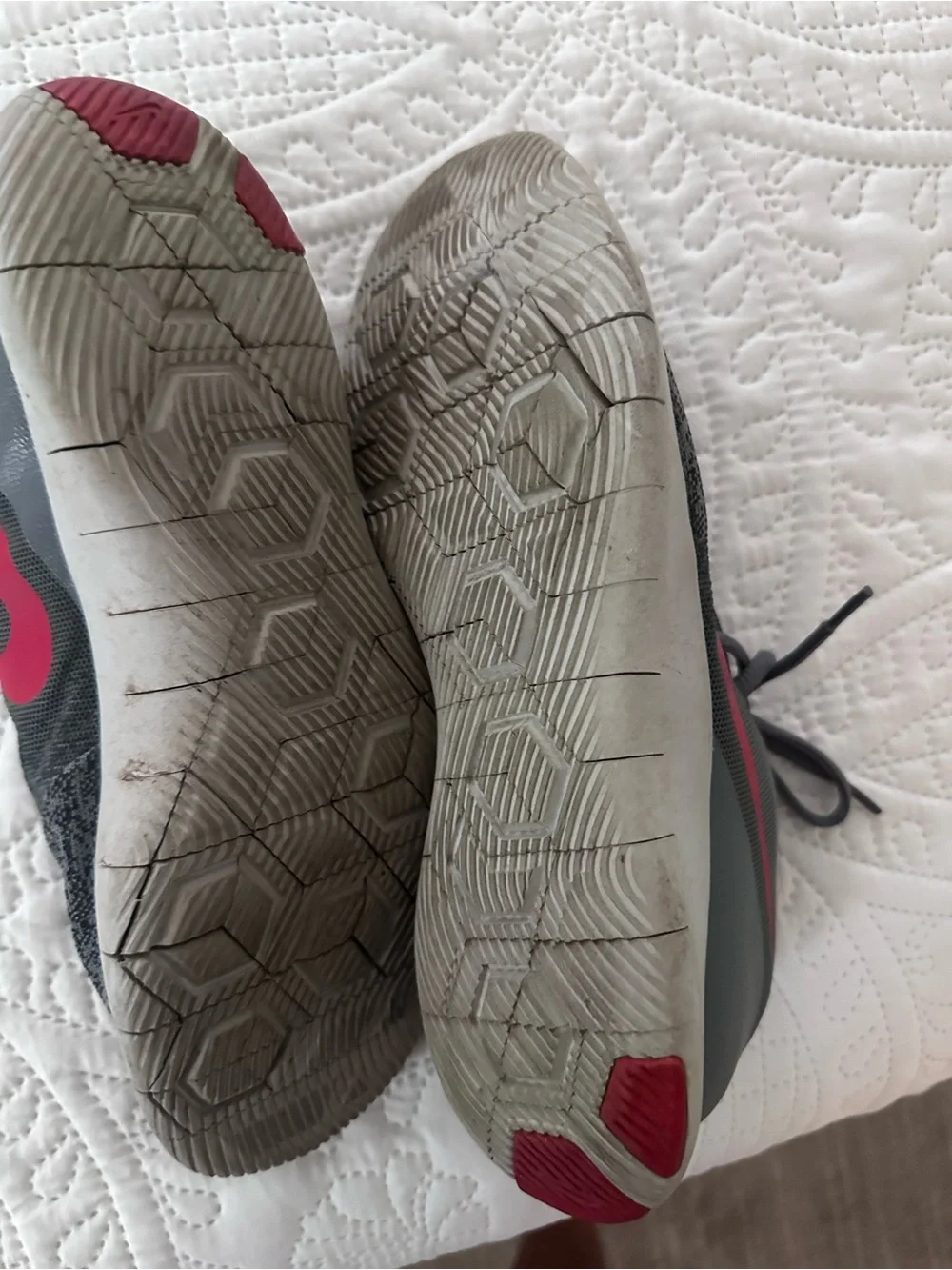 Nike men’s Gray and Pink Training Sneakers